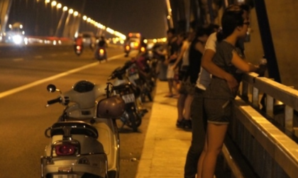 Mức phạt xe máy dừng xe, đỗ xe trên cầu